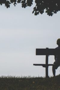 El superviviente de un intento de suicidio se siente solo